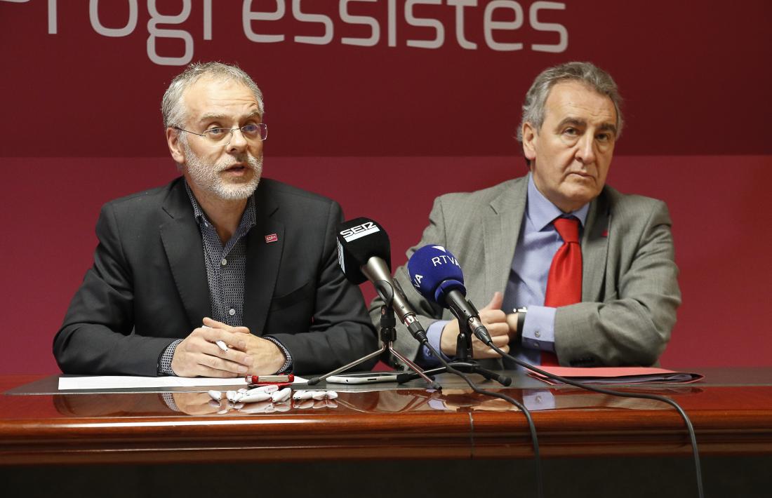 El cap de la llista nacional, Josep Roig, i el president de Progressites-SDP, Jaume Bartumeu, en la compareixença d’ahir.