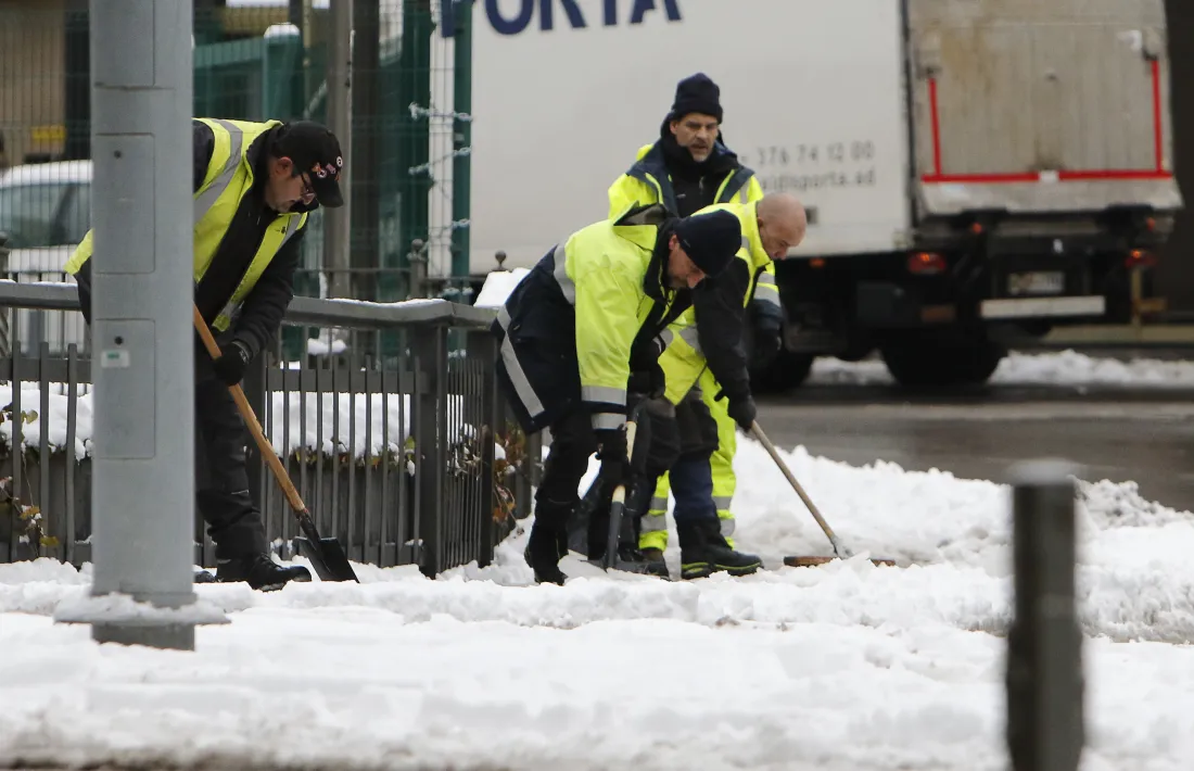 La treva en les precipitacions va fer possible la neteja dels carrers durant tota la jornada.