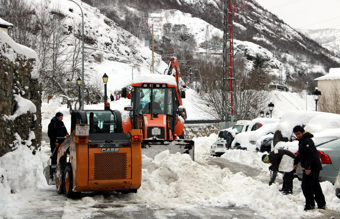 Operaris amb eines manuals i mecàniques netegen els carrers de Tavascan, al Pallars Sobirà, ahir dimarts.