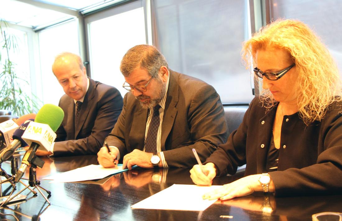 Els saigs Xavi Granyó i Lourdes Alonso, amb el president del consell d'administració de la CASS, Jean-Michel Rascagneres, signen un conveni.