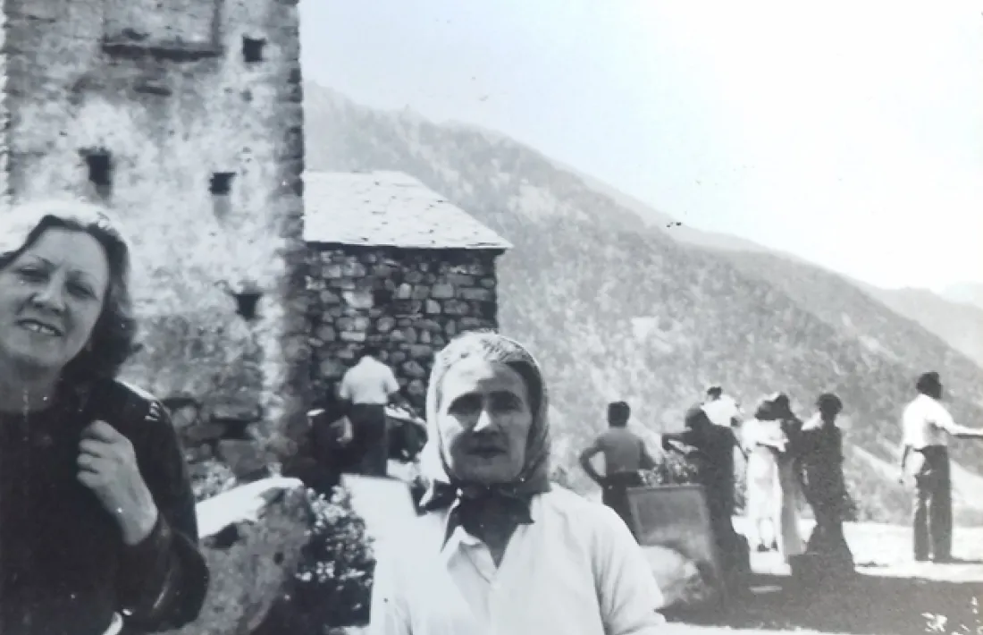 Sansy, a la dreta, amb Rosy, la script de 'Les hommes d'airain', l'estiu del1941 a Engolasters, en el rodatge de l'adaptació cinematogràfica de la novel·la.