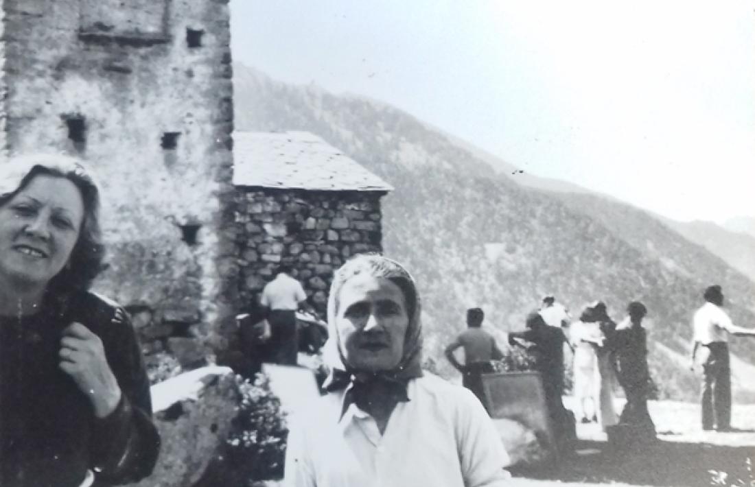 Sansy, a la dreta, amb Rosy, la script de 'Les hommes d'airain', l'estiu del1941 a Engolasters, en el rodatge de l'adaptació cinematogràfica de la novel·la.