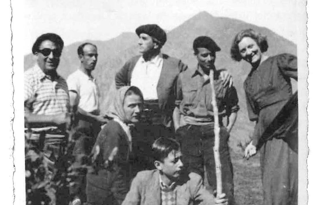 Excursió a Engolasters en una pausa del rodatge, que va tenir lloc el juliol del 1941: Sandy, asseguda, amb mocador, i al costat, el seu fill Olivier. 