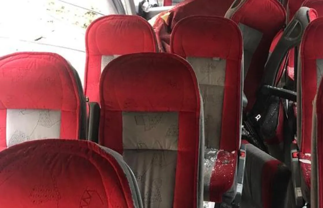 Un despreniment de grans blocs de pedra inutilitza un autobús de l'aparcament de Viatges Espanya a Sant Julià; no hi ha ferits