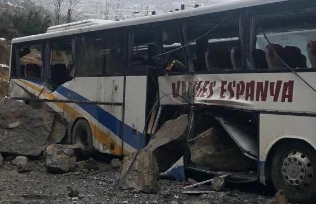 Un despreniment de grans blocs de pedra inutilitza un autobús de l'aparcament de Viatges Espanya a Sant Julià; no hi ha ferits