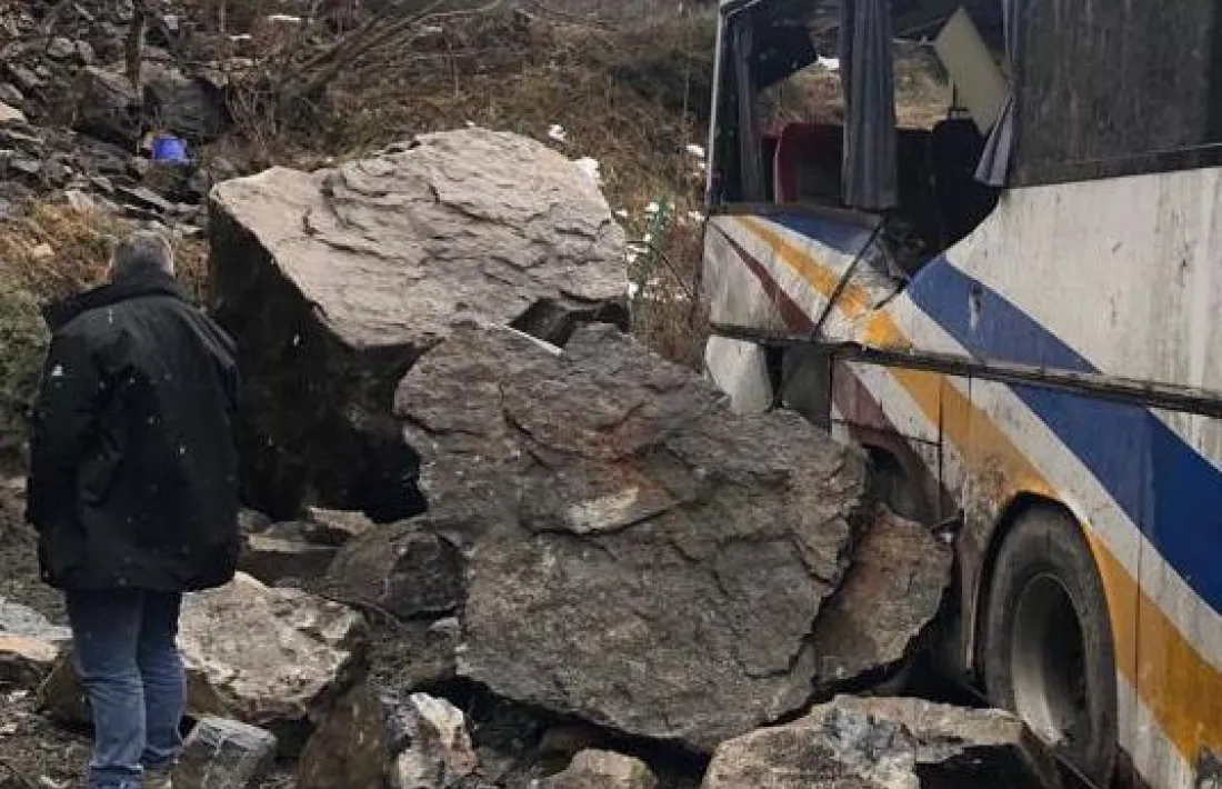 Un despreniment de grans blocs de pedra inutilitza un autobús de l'aparcament de Viatges Espanya a Sant Julià; no hi ha ferits