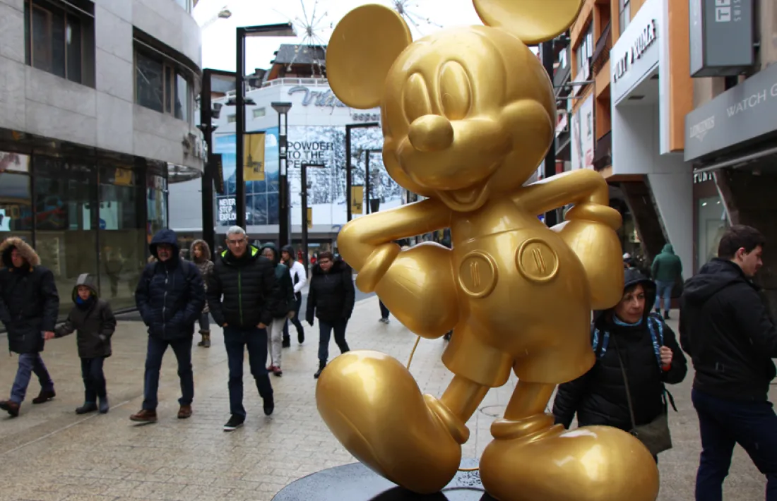 La mostra de Mickeys la integren vuit figures que fan fins a 2,4 metres d'alçada i que s'exposaran a la via fins al 25 d'abril.