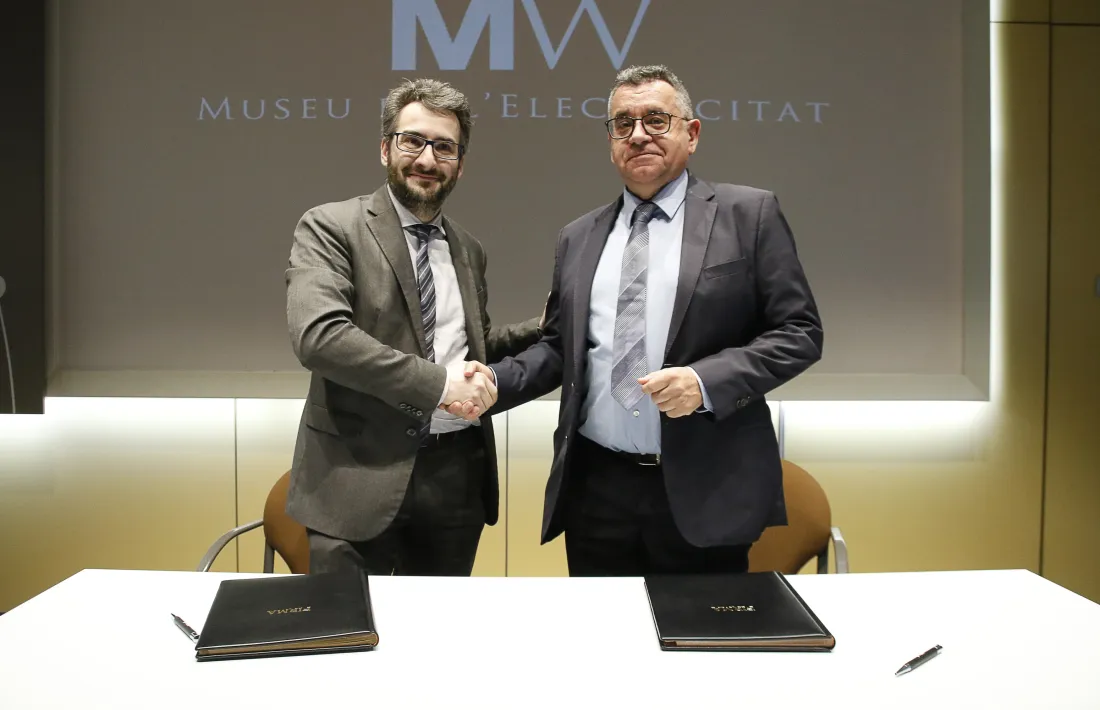 Moment de la signatura del conveni marc entre Educació i FEDA, ahir.