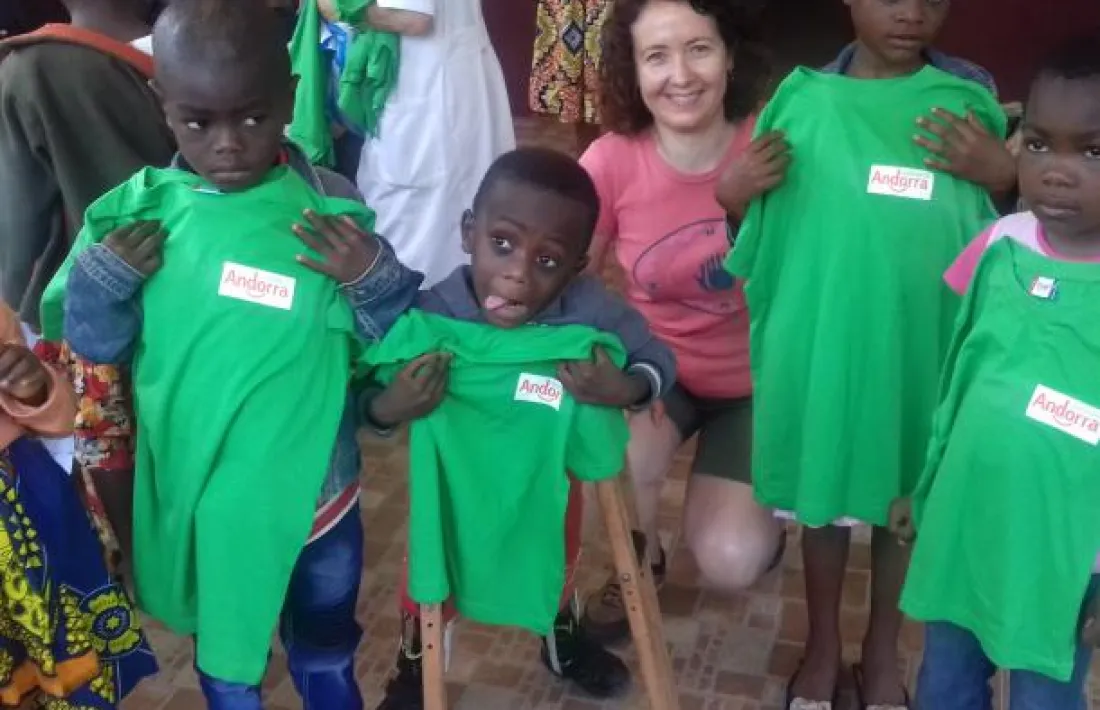 Farrero en la visita a l'orfenat de Camerún, agost de 2018.