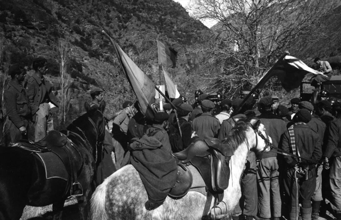 Les tropes que el 6 de febrer del 1939 es van plantar a la frontera formaven part del 4t Cos d’Exèrcit franquista, comandat pel coronel Muñoz Grandes; la força desplaçada al Runer la manava el capità Aguirre. El contacte es va establir al pont, terra de ningú entre Espanya i França, i les comitives van mantenir una reunió a la borda del Cosp; hi va haver fotos de família amb soldats, gendarmes i el cap de policia.