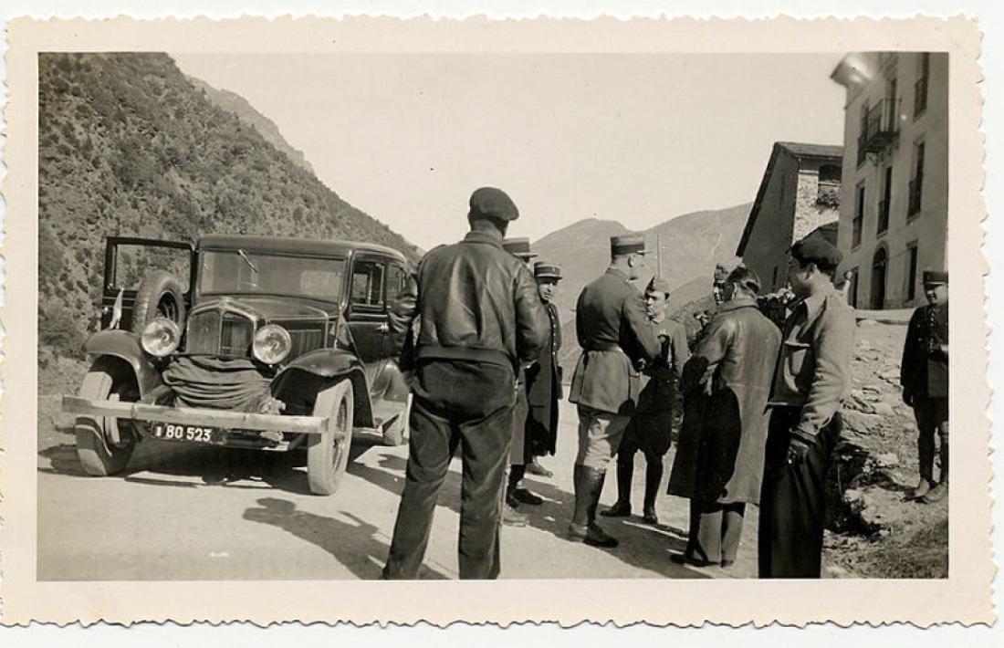 Les tropes que el 6 de febrer del 1939 es van plantar a la frontera formaven part del 4t Cos d’Exèrcit franquista, comandat pel coronel Muñoz Grandes; la força desplaçada al Runer la manava el capità Aguirre. El contacte es va establir al pont, terra de ningú entre Espanya i França, i les comitives van mantenir una reunió a la borda del Cosp; hi va haver fotos de família amb soldats, gendarmes i el cap de policia.