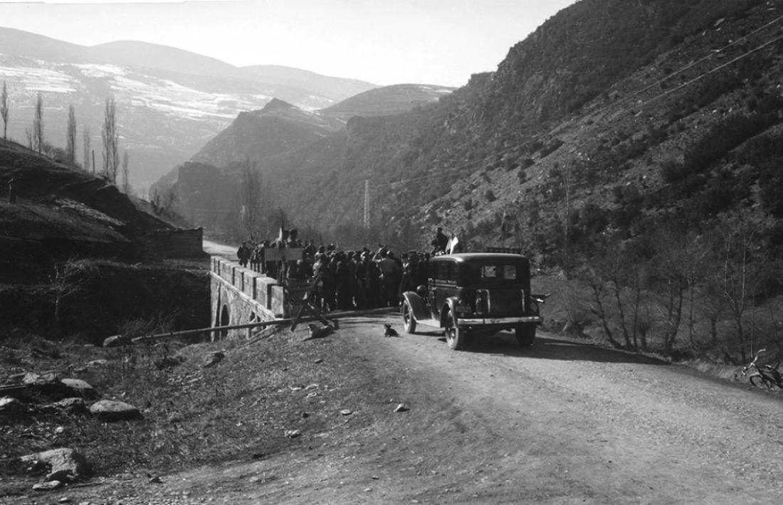 Les tropes que el 6 de febrer del 1939 es van plantar a la frontera formaven part del 4t Cos d’Exèrcit franquista, comandat pel coronel Muñoz Grandes; la força desplaçada al Runer la manava el capità Aguirre. El contacte es va establir al pont, terra de ningú entre Espanya i França, i les comitives van mantenir una reunió a la borda del Cosp; hi va haver fotos de família amb soldats, gendarmes i el cap de policia.