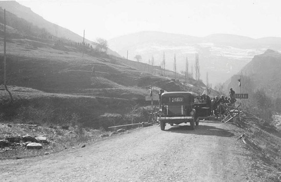 Les tropes que el 6 de febrer del 1939 es van plantar a la frontera formaven part del 4t Cos d’Exèrcit franquista, comandat pel coronel Muñoz Grandes; la força desplaçada al Runer la manava el capità Aguirre. El contacte es va establir al pont, terra de ningú entre Espanya i França, i les comitives van mantenir una reunió a la borda del Cosp; hi va haver fotos de família amb soldats, gendarmes i el cap de policia.