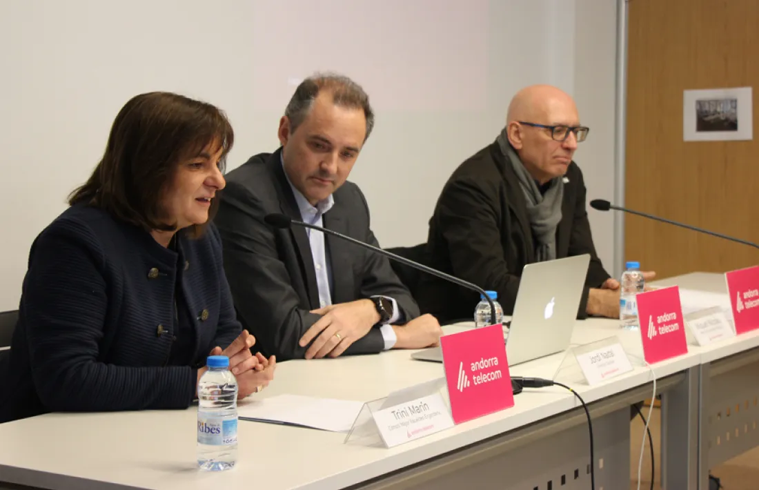 Jordi Nadal, acompanyat de Trini Marín i Ramon Nicolau.