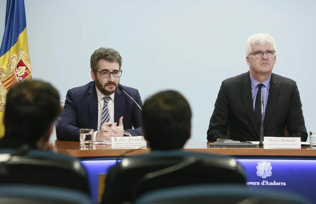 Jover i Dekerle en la compareixença d’ahir per presentar l’acord.