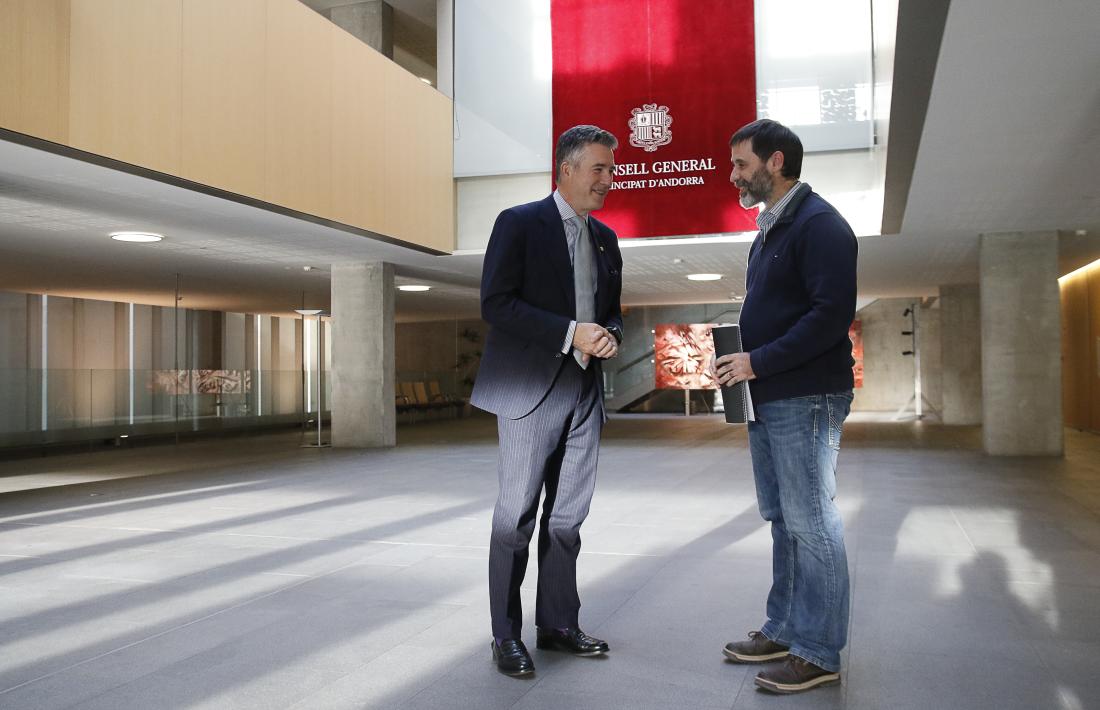 El síndic, Vicenç Mateu, i l’historiador Carles Gascón van presentar ahir l’acte central del 600 aniversari del Consell de la Terra.