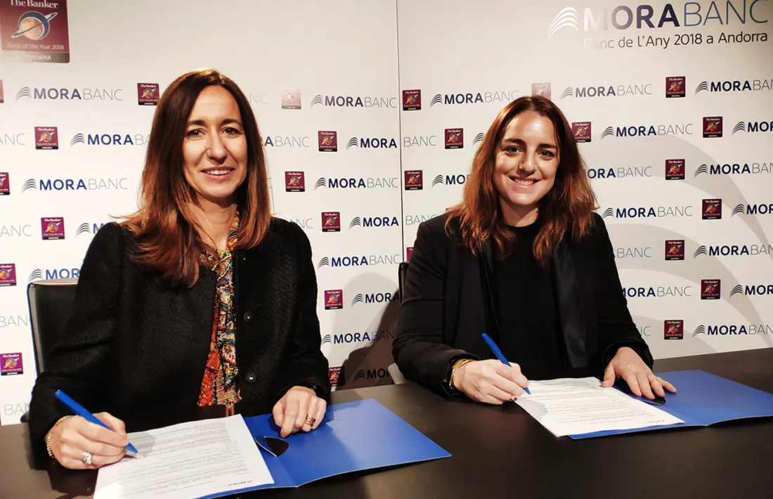 Gisela Villagordo i Cristina Cerqueda durant la signatura del conveni, ahir.