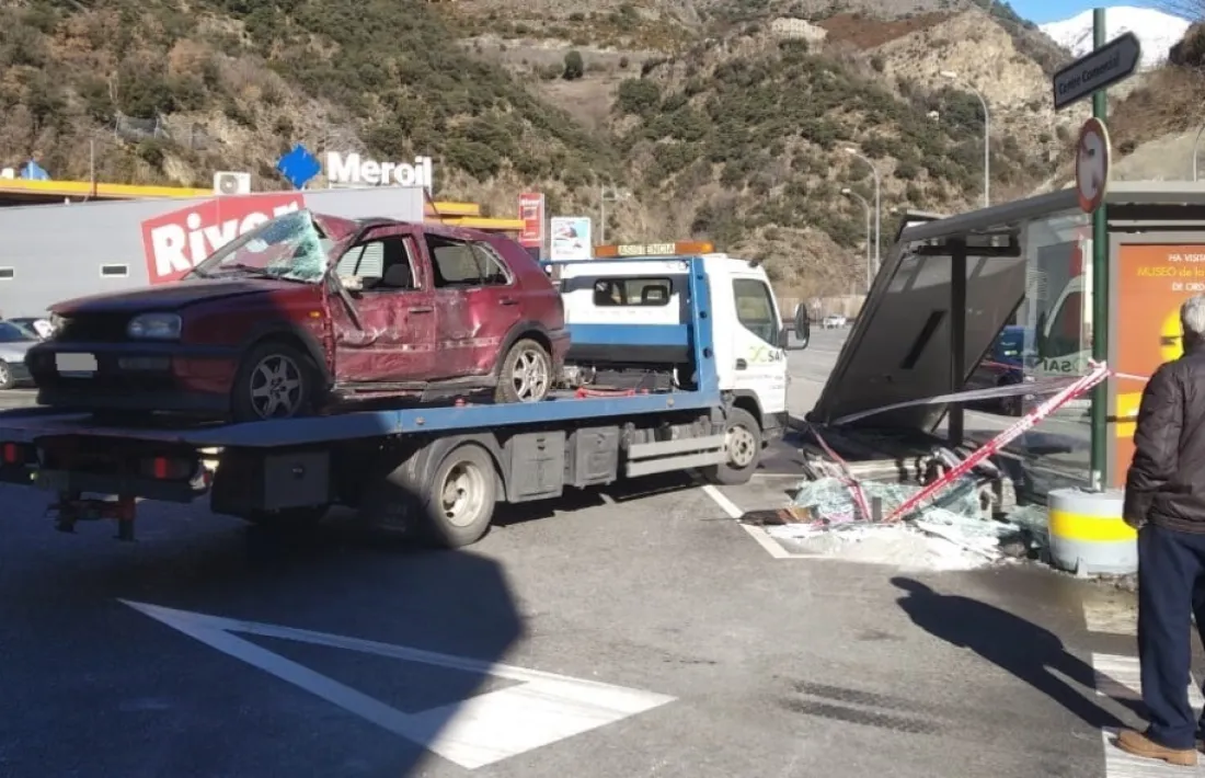 Moment en què la grua s'emporta el cotxe accidentat.