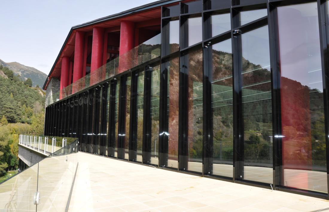 Façana del Centre Esportiu d'Ordino.