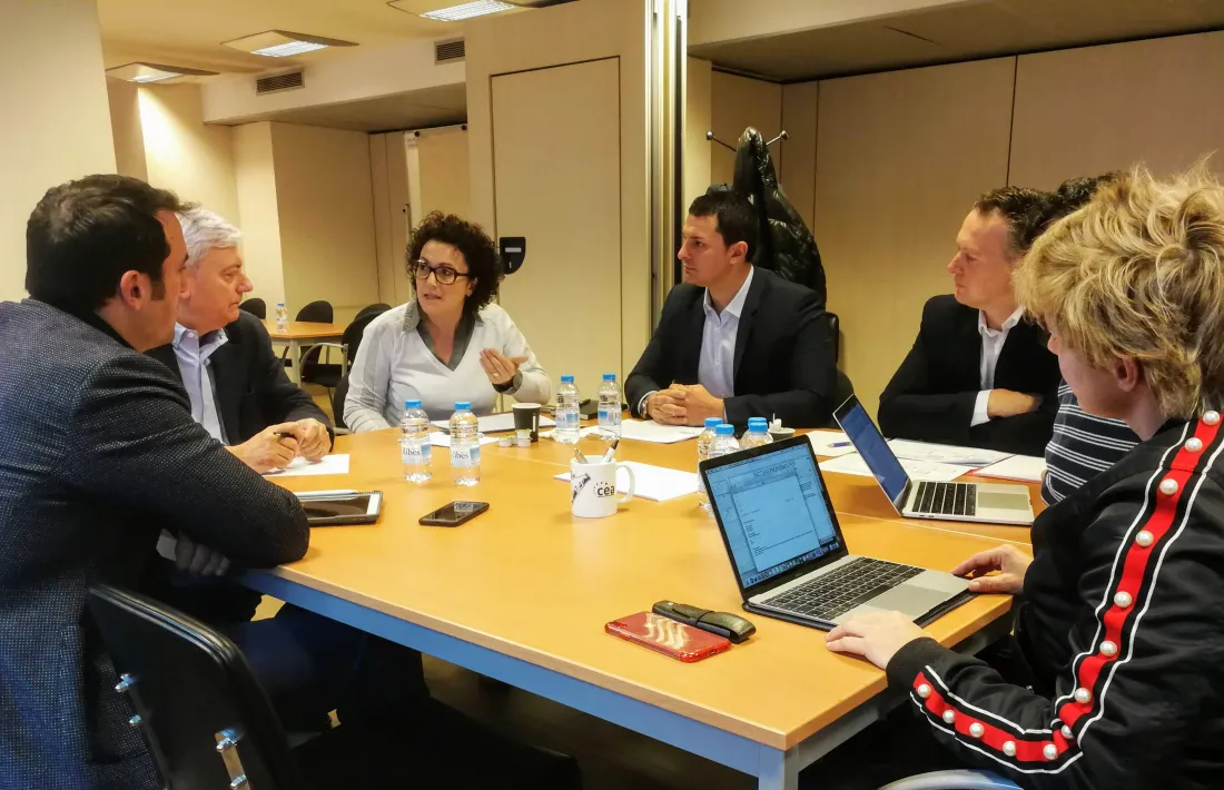 Un moment de la reunió entre el grup liberal i els representants de la CEA.
