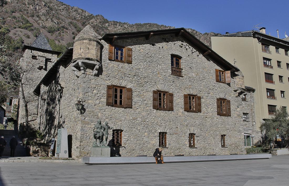 Casa de la Vall, el conjunt catedralici de la Seu i el castell de Foix són els tres eixos arquitectònics de la candidatura transnacional que liderarà Andorra: s’hi afegiran altres deu monuments del país, entre els quals Santa Coloma i el jaciment de la Margineda.