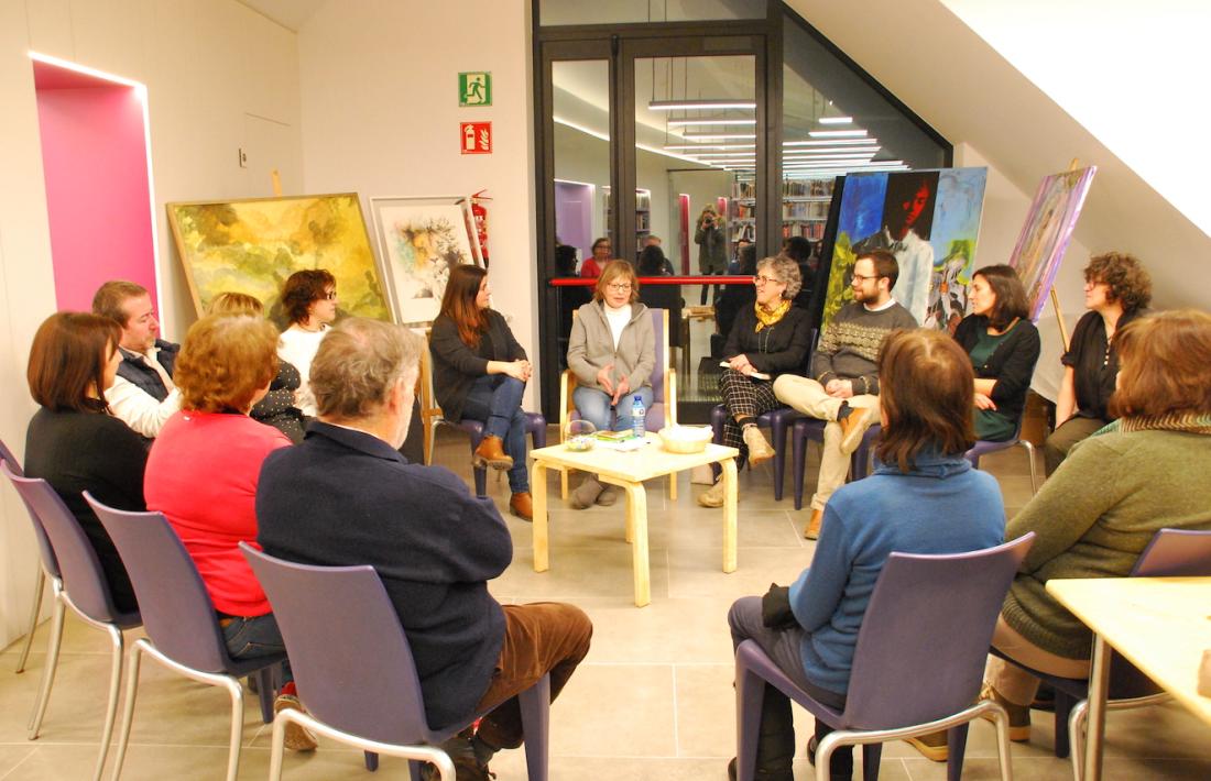 La novel·lista encampadana, ahir a la biblioteca comunal d'Ordino.