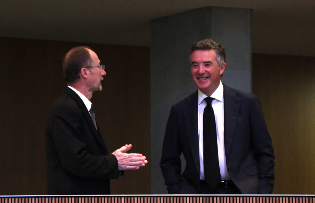 El conseller de Socialdemocràcia i Progrés Víctor Naudi conversa amb el síndic general, Vicenç Mateu.