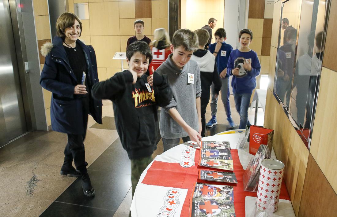 Alguns dels alumnes que van promoure el projecte al Centre de Congressos, ahir.