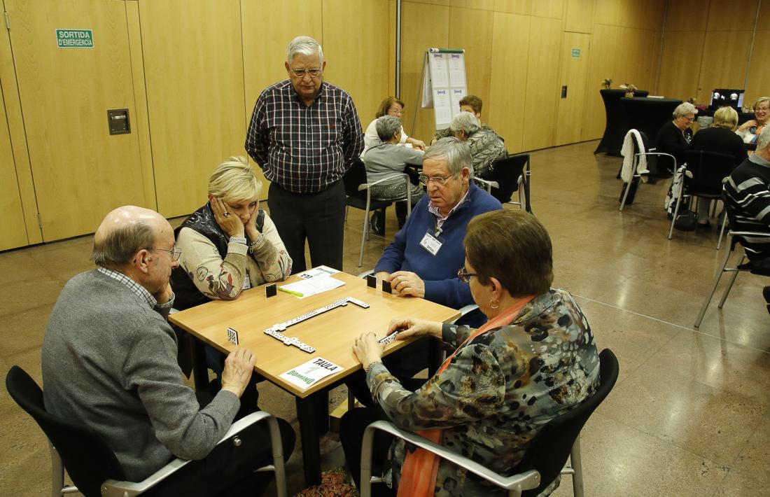 Quatre dels participants jugant al dòmino.