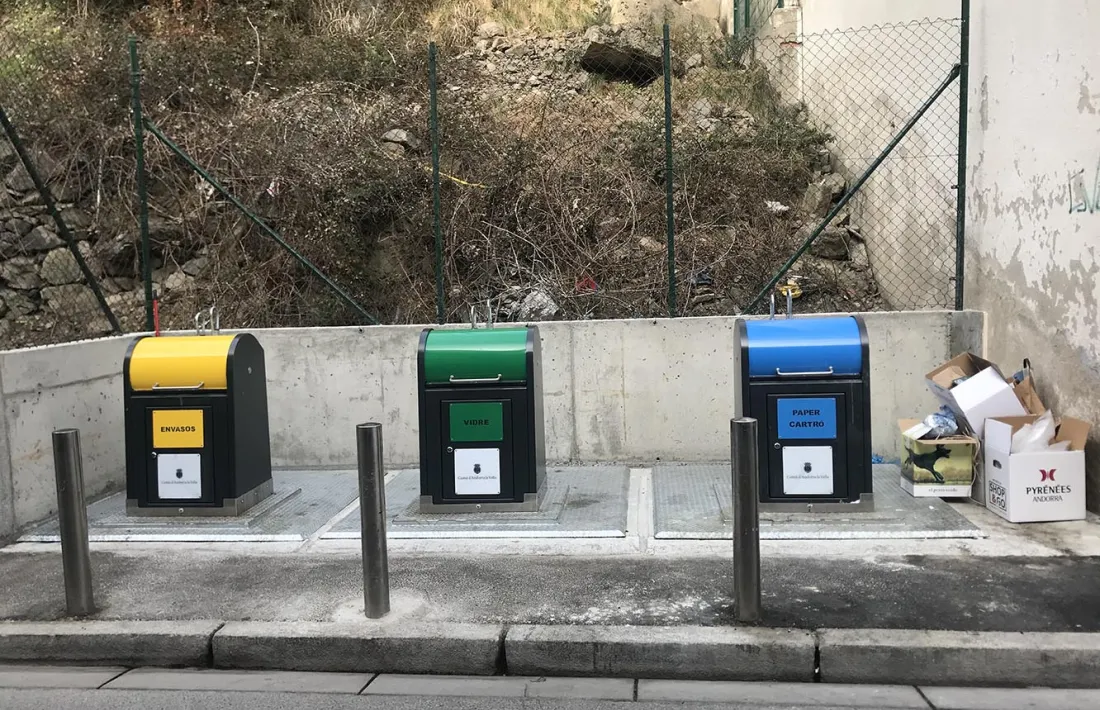 Els contenidors instal·lats a Mestre Xavier Plana.