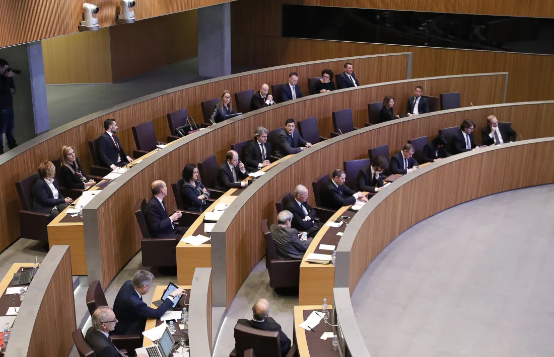 L’oposició parlamentària.