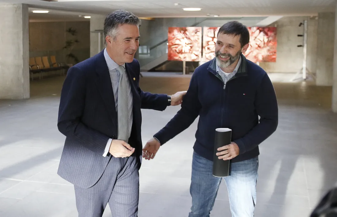 El síndic Vicenç Mateu amb l'historiadors alturgellenc, dijous apssat al Consell General.