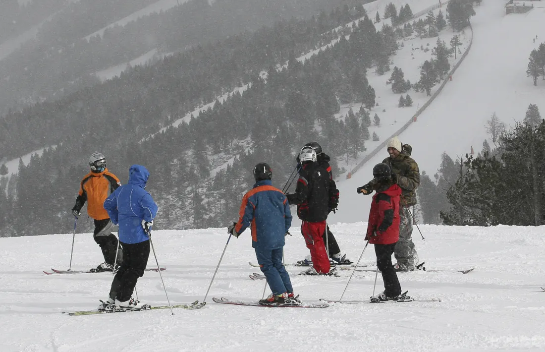 Un grup d’esquiadors a les pistes d’esquí del Principat.