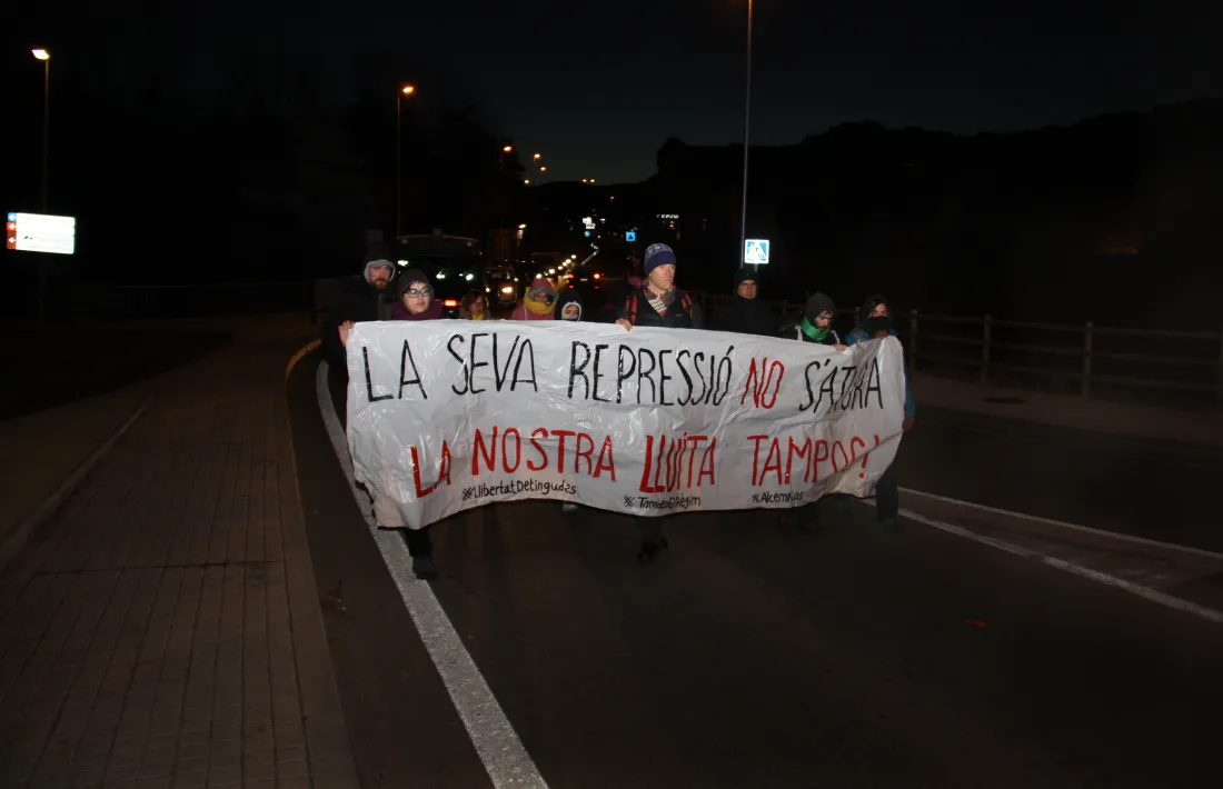 Els manifestants del CDR de l'Alt Urgell durant la caminada d'aquest matí.