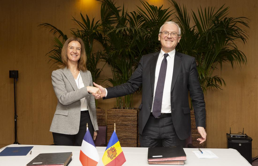 Calvó amb Lévy després de la signatura de l’acord marc amb Electricité de France, ahir.