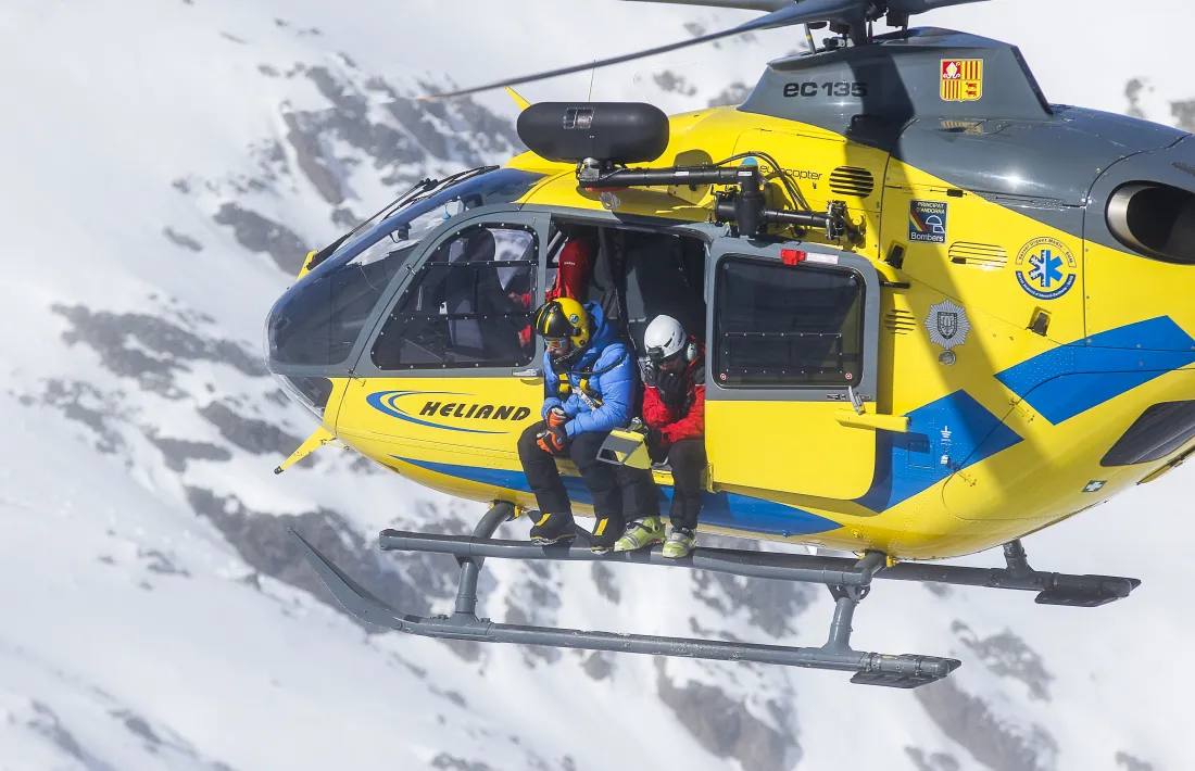 Equips de rescat de muntanya en una intervenció.