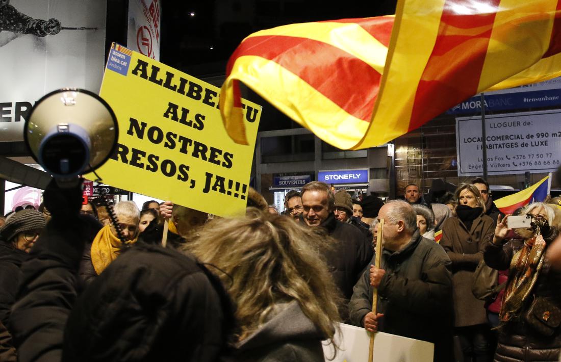 Un moment de la concentració contra el judici als presos polítics catalans que va tenir lloc a la Rotonda, ahir.