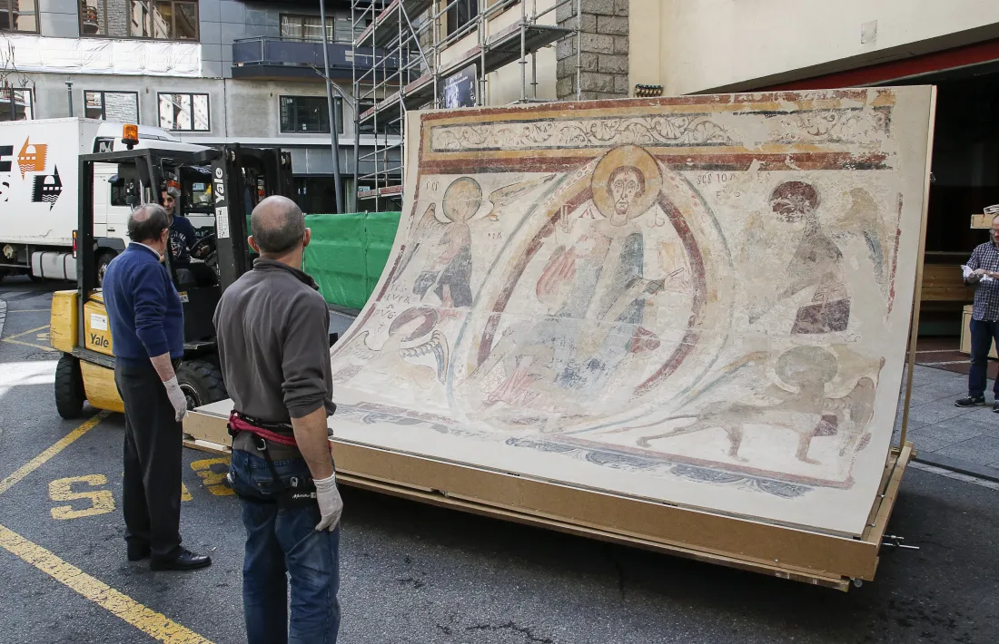 6 d’abril del 2016: extracció del conjunt mural de la segona planta de Bombers, on s’estaven des del 2007; els van traslladar a Aixovall.
