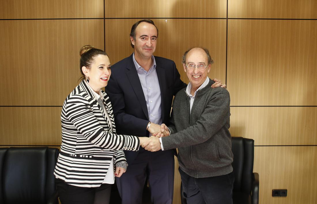 La consellera Jael Pozo, el cònsol David Baró i el president de l’ARCA, Joan Pieras, després de firmar el conveni de cessió de Les Fontetes.