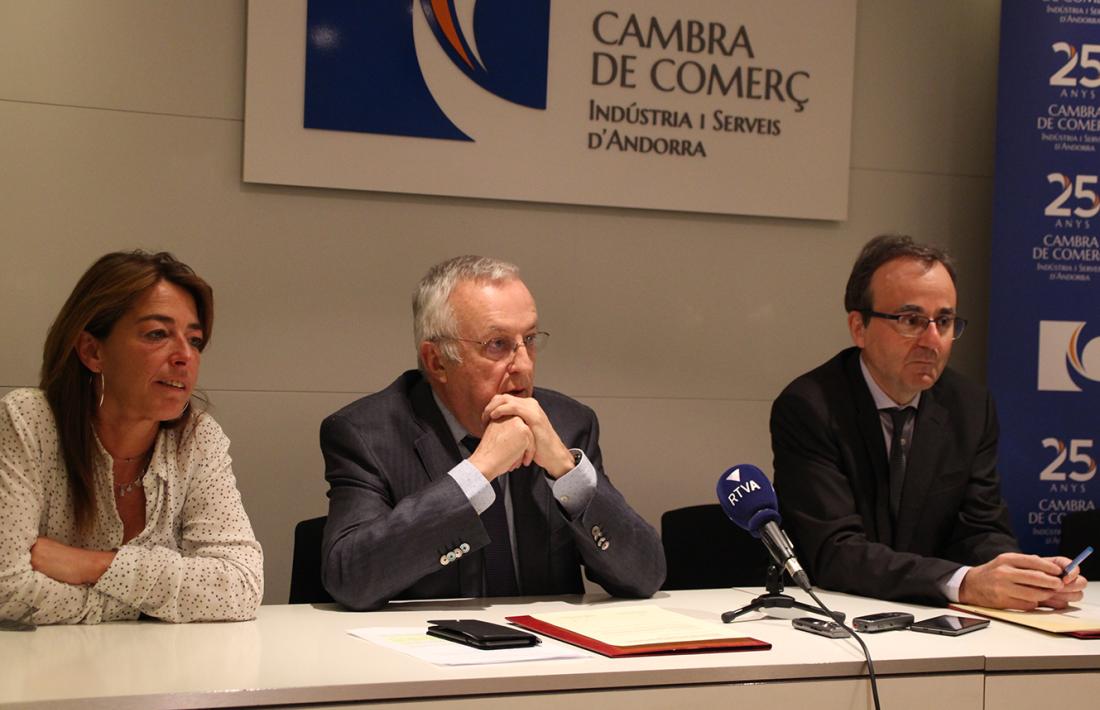 Moment de la signatura de l’acord de col·laboració entre la Cambra i BancSabadell, ahir al matí.