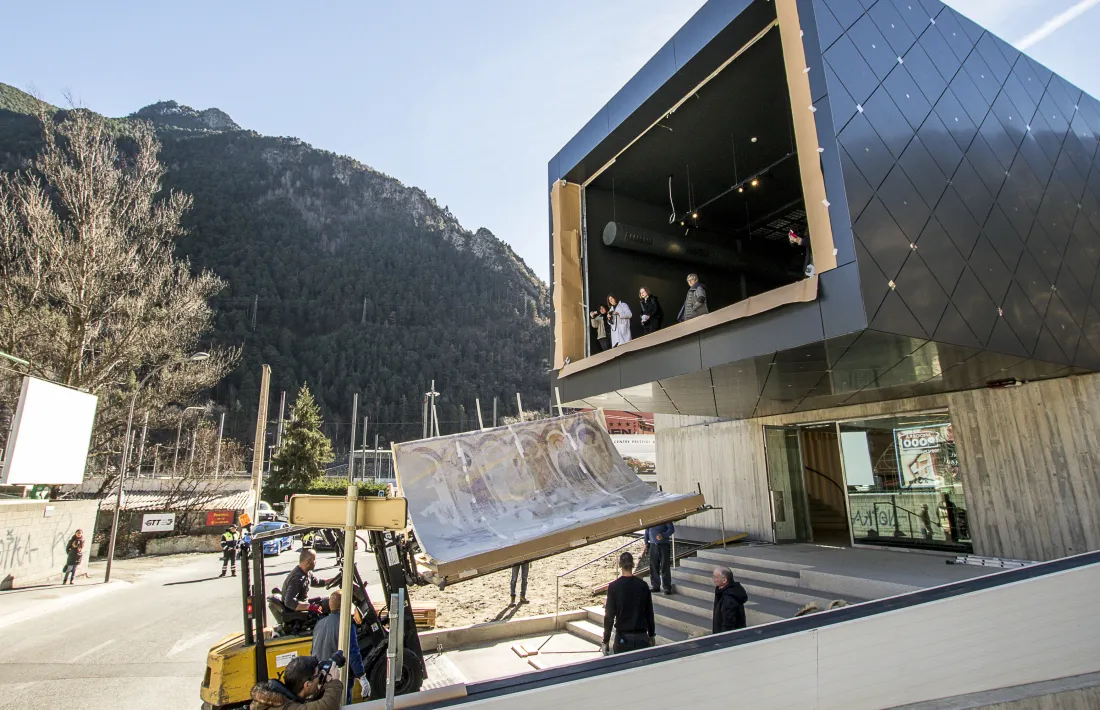 El col·legi apostòlic s’enfila cap a la primera planta de l’Espai Columba, a la rotonda d’Enclar, on s’exposaran definitivament els frescos de Santa Coloma, datats al segle XII a baix, el pantocràtor, ja dipositat a la sala que serà en endavant casa seva.