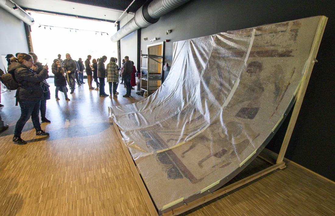 El col·legi apostòlic s’enfila cap a la primera planta de l’Espai Columba, a la rotonda d’Enclar, on s’exposaran definitivament els frescos de Santa Coloma, datats al segle XII; a baix, el pantocràtor, ja dipositat a la sala que serà en endavant casa seva.