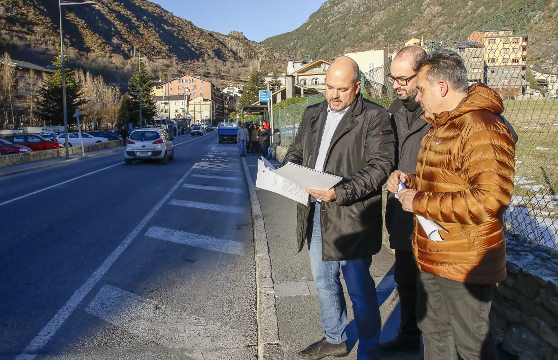 El cònsol major Jordi Torres, l’arquitecte Miquel Mercé i el conseller d’Urbanisme, Jordi Rich en el tram afectat, ahir.