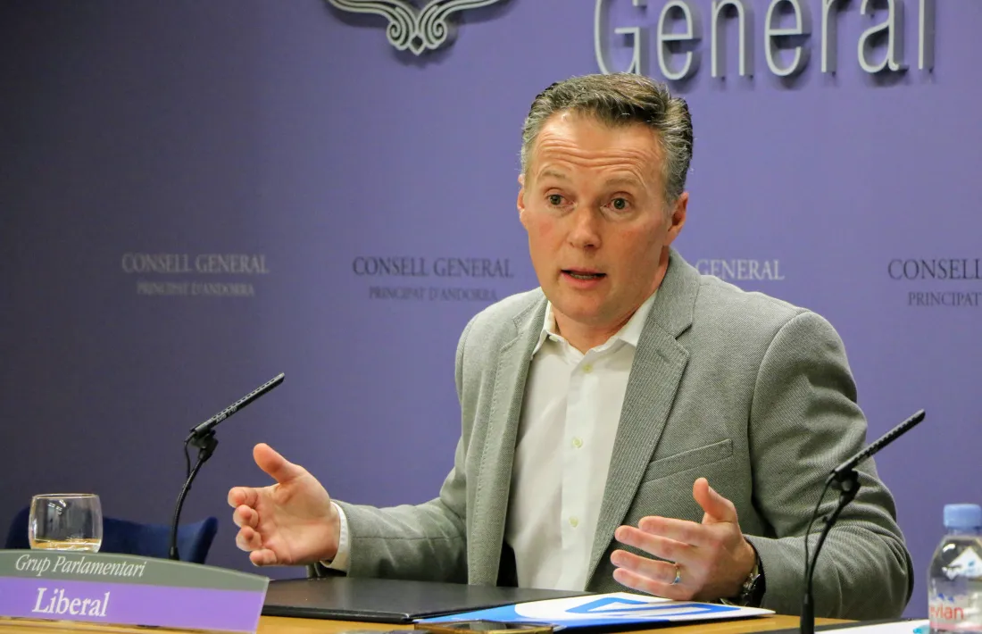 El conseller general liberal Ferran Costa en la roda de premsa d’ahir.