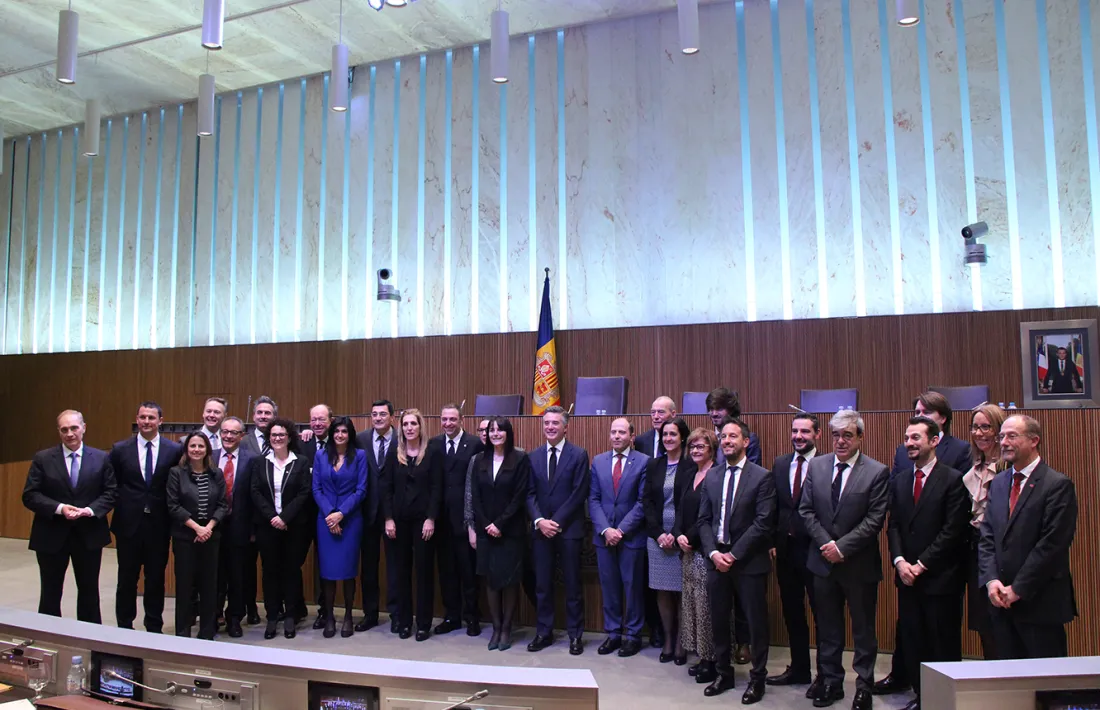 Tots els consellers generals i els síndics un cop ha acabat la darrera sessió de Consell General de la legislatura