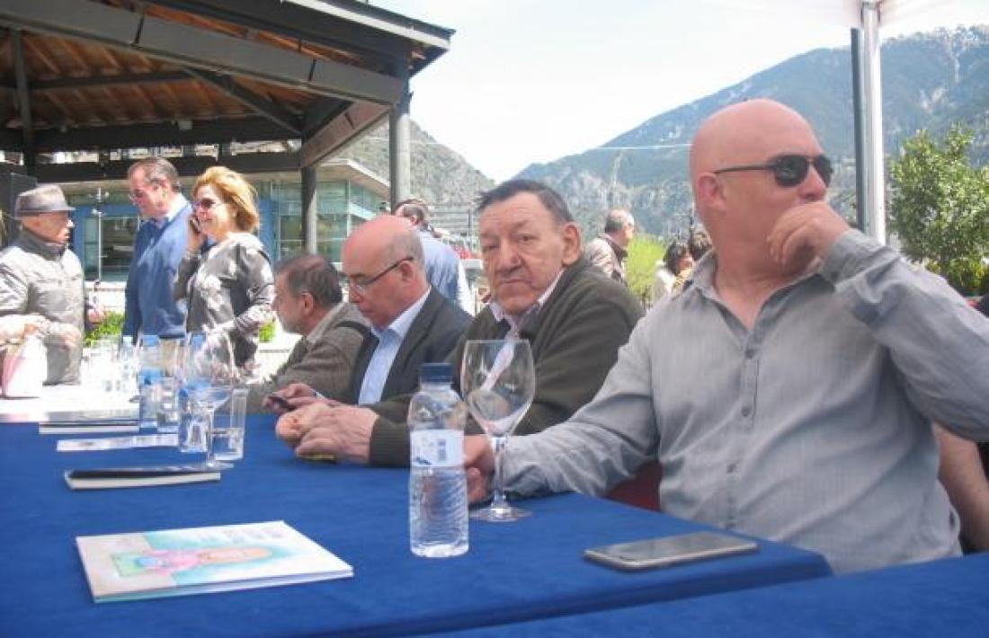 Montobbio, el segon per l'esquerra, amb Pastor, Morell i Villaró en la firma de llibres de Sant Jordi a la plaça del Poble,