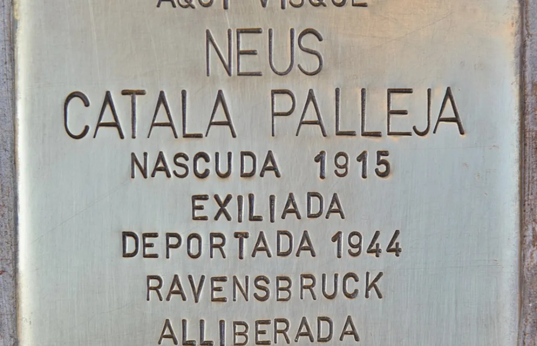 Stolperstein en homenatge a Neus Català plantada al gener davant de casa seva als Guiamets: Català va sobreviure al camp de Ravensbruck, on va ingressar el 3 de febrer del 1944.