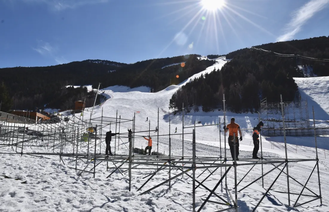 Els operaris van començar ahir el muntatge de les graderies de la pista Àliga.