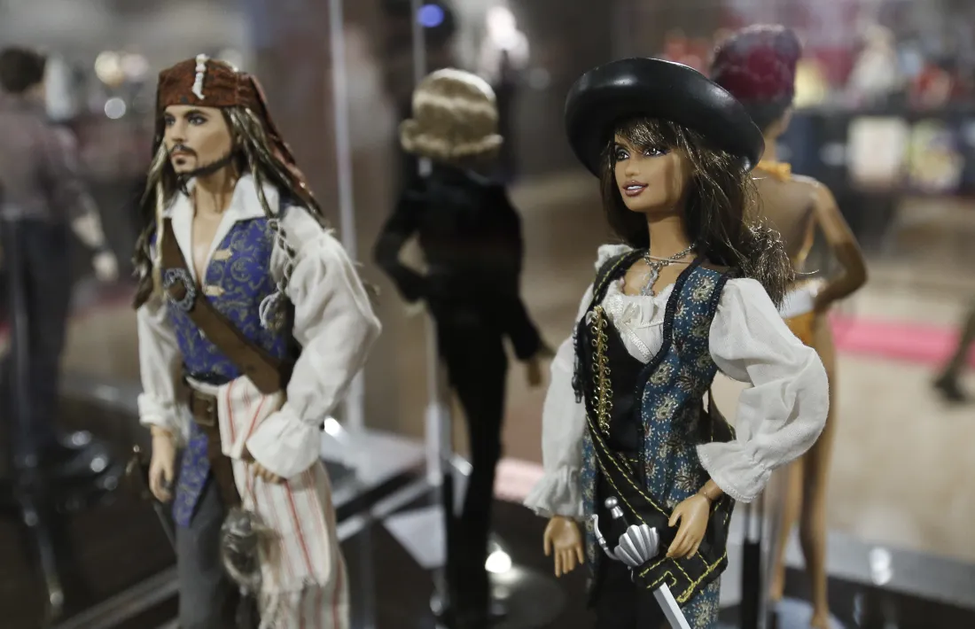 Semblen Ken i Barbie, però en realitat són Johnny Depp i Penélope Cruz a ‘Piratas del Caribe 4’.