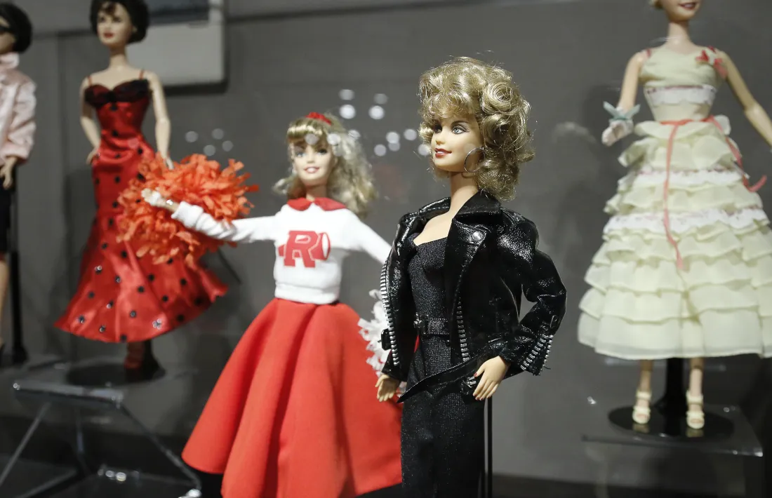 Sandy i Rizzo, dues de les ‘protes’ de ‘Grease’, i Jennifer Beals, l’Alex de ‘Flashdance’; és coetània de la pel·lícula (1983) i és la Barbie més antiga de l’exposició. I la més cara.